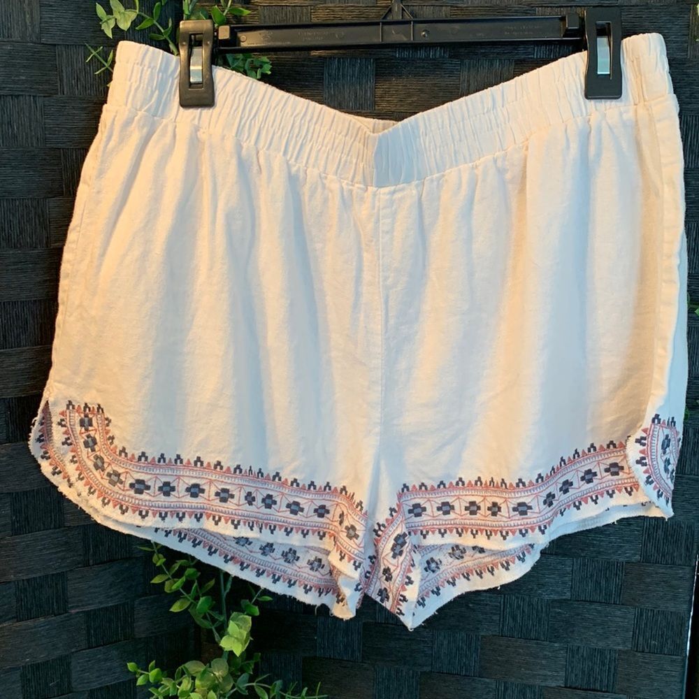 Aeropostale size XL white elastic waist shorts with embroidery detail